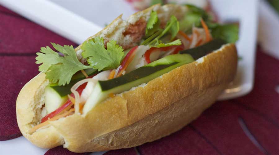 Bánh mì chay: Stokbrood met salade en (optioneel) tofu, ei en champignons.