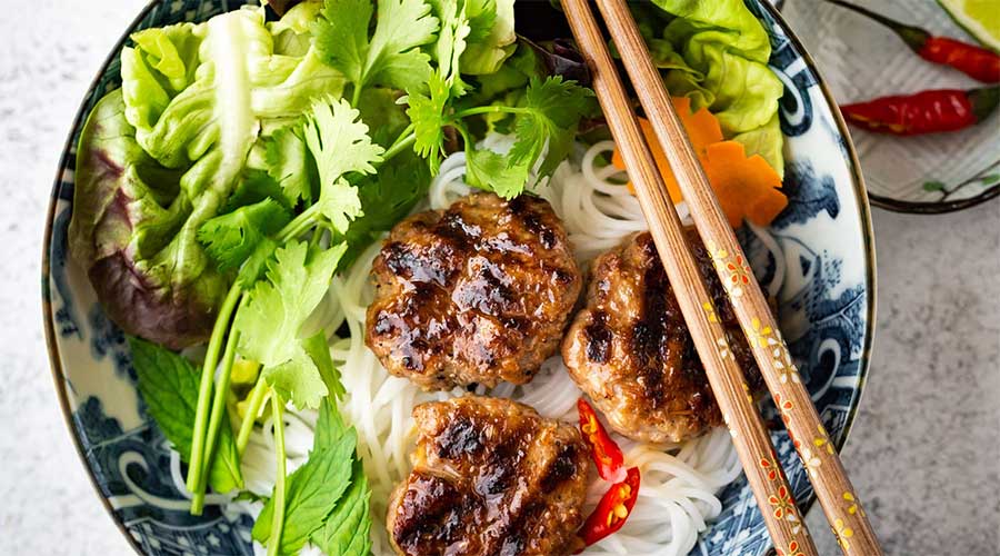 Bun cha: Verse noedels met groenten en vlees