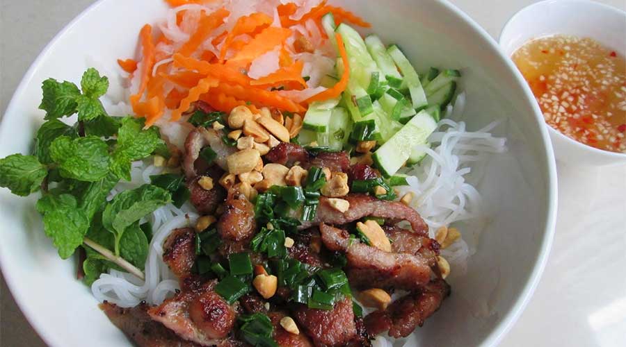 Bun Thit Nuong: Vermicelli-noedels met gegrild varkensvlees.