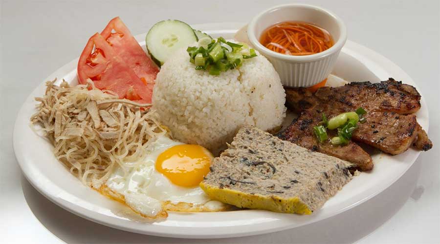 Com tam: Gegrild vlees met gebroken rijst en ei