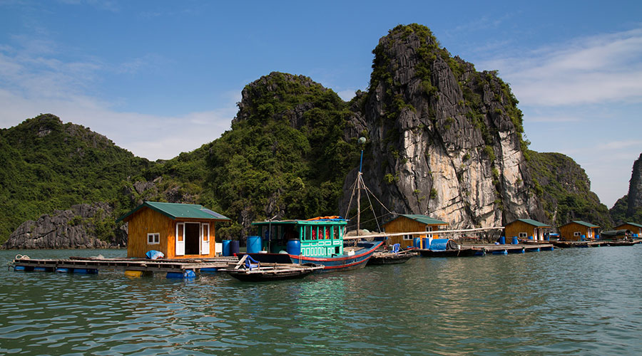 drijvend dorp in Halong Bay