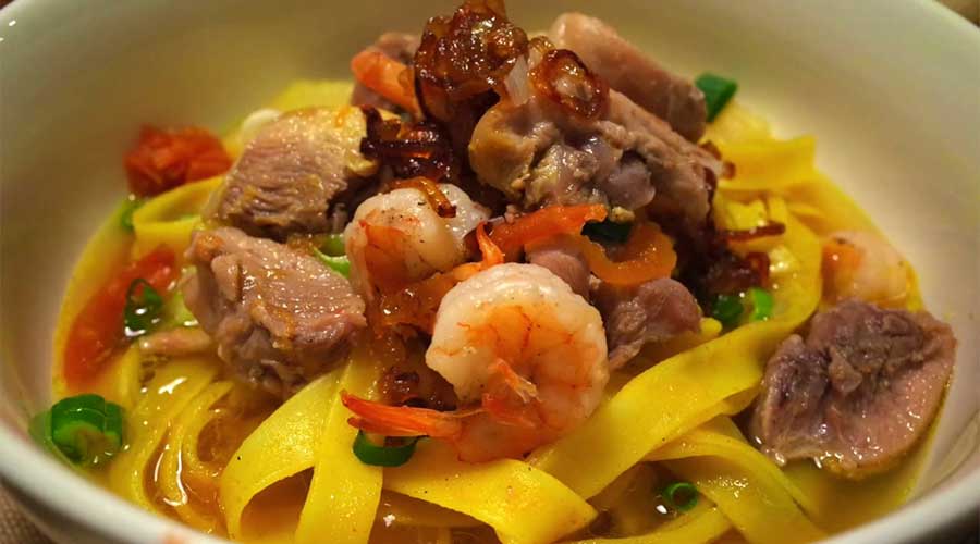 Mi quang: Noedelsoep met garnalen en vlees