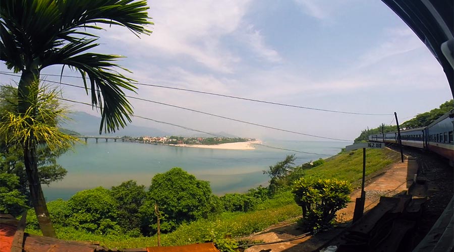 uitzicht vanaf de trein in Vietnam bij Hai Van Pass