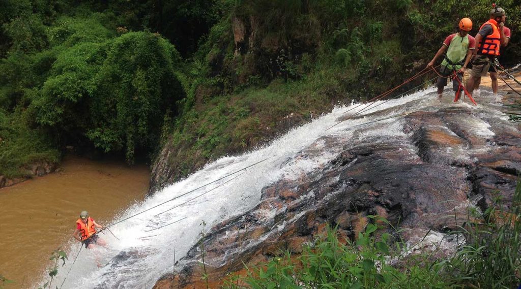 abseilen tijdens canyoning in Dalat