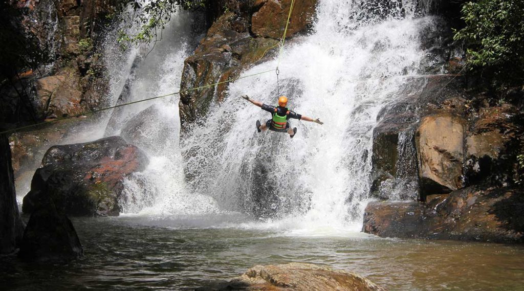 zipline tokkelen tijdens canyoning in Dalat