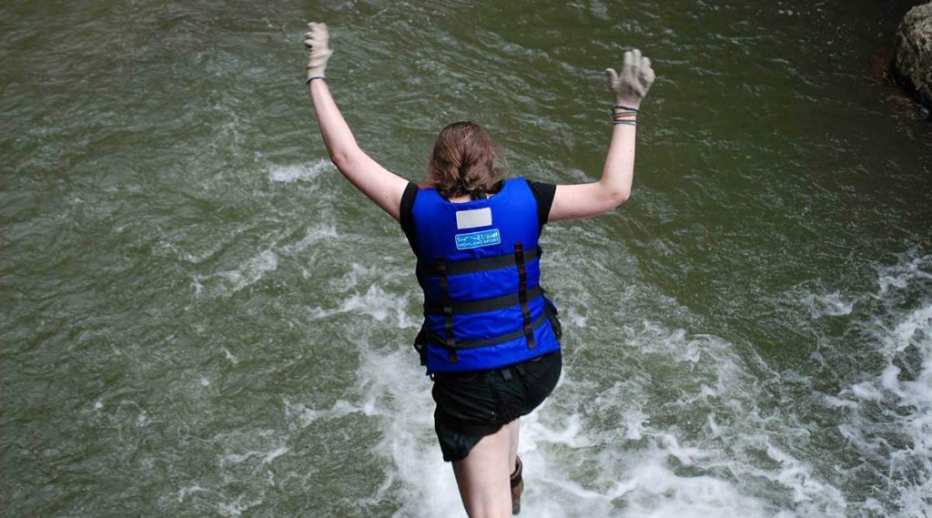klif springen tijdens canyoning in Dalat