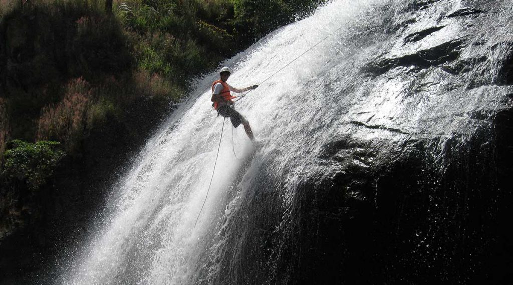 abseilen tijdens canyoning in Dalat