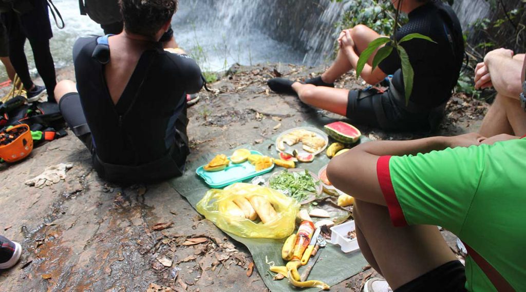 lunch tijdens canyoning in Dalat