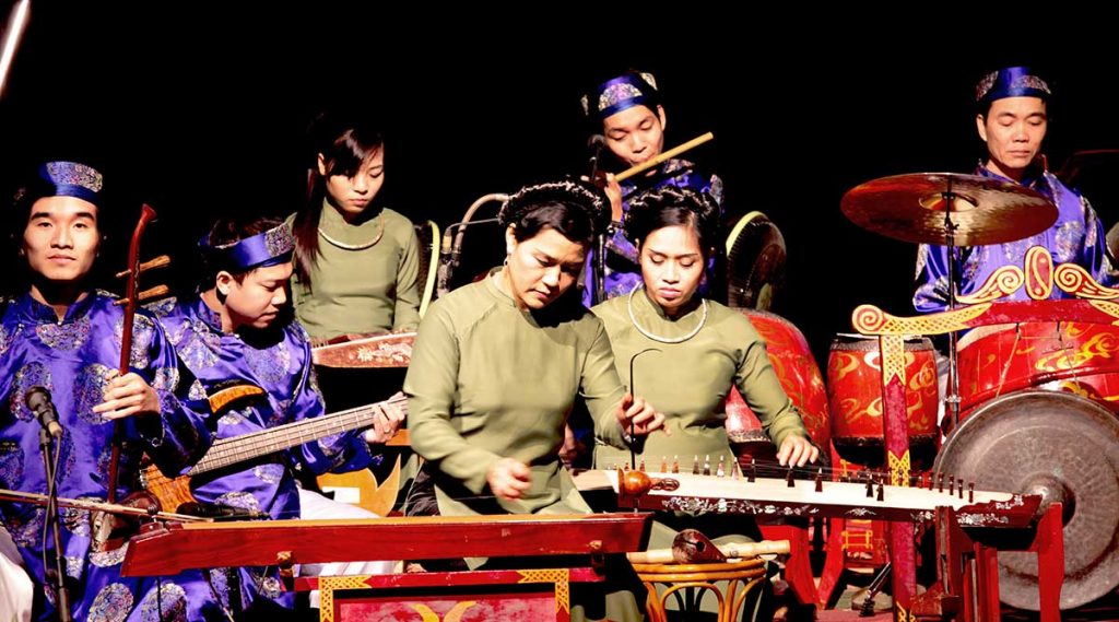 waterpoppentheater orkest speelt traditionele muziek