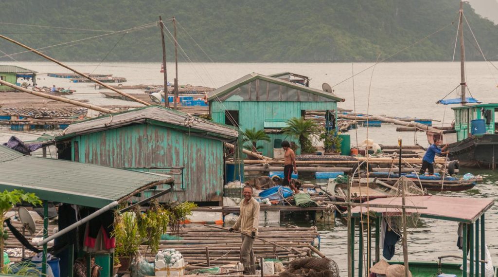 drijvend vissersdorp Bai Tu Long Bay