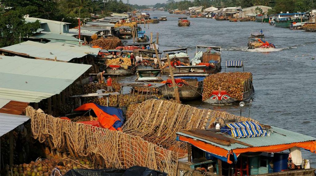 Ben Tre boten die kokosnoten vervoeren