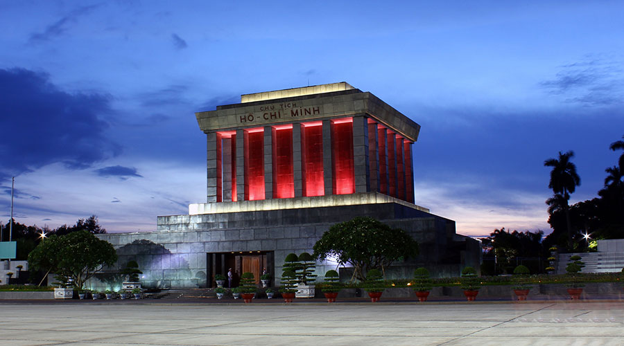 Ho Chi Minh Mausoleum in de avond