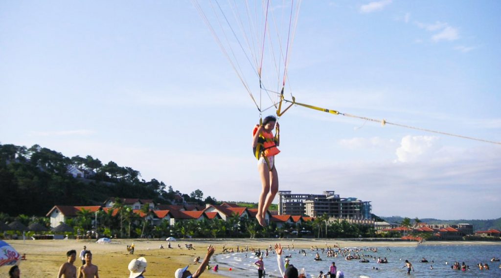 Tuan Chau parasailing