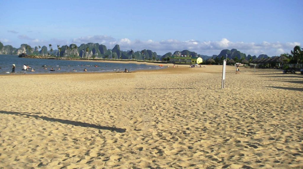 Tuan Chau eiland strand