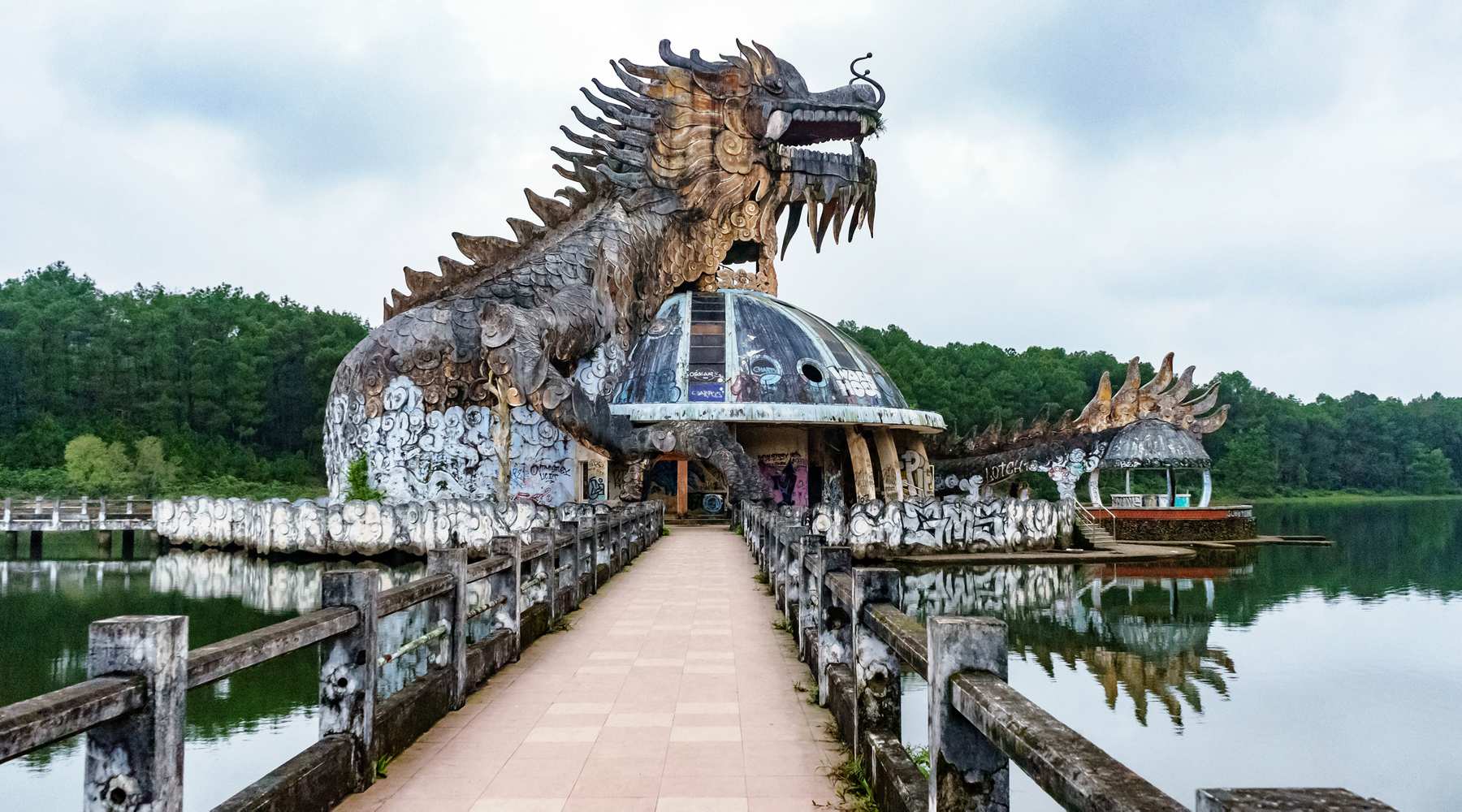 Verlaten waterpark in Hue: Ho Thuy Tien