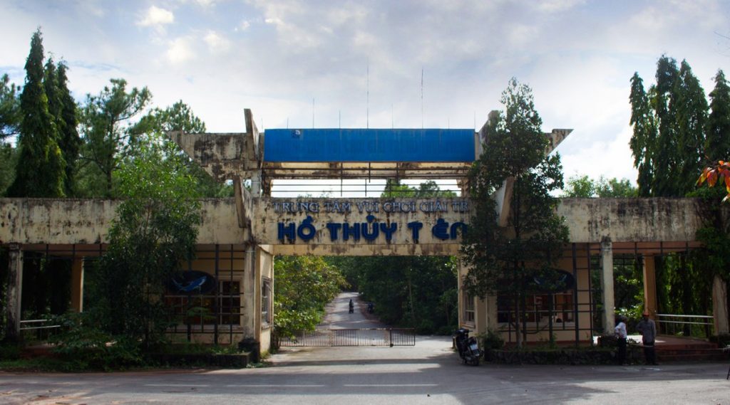 ingang verlaten waterpark in Hue