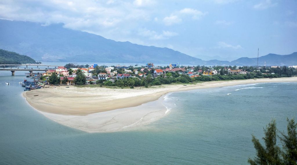 Lang Co beach