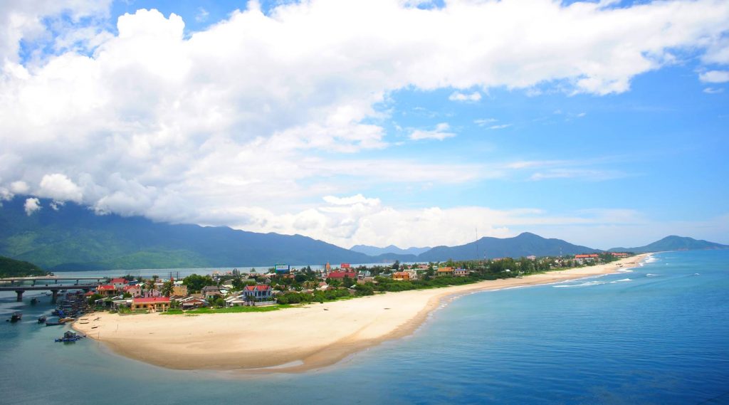 Lang Co beach