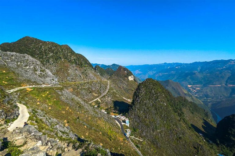 Uitzicht vanaf de Ma Pi Leng Sky Walk over diepe valleien en steile karstpieken langs de Ha Giang Loop.