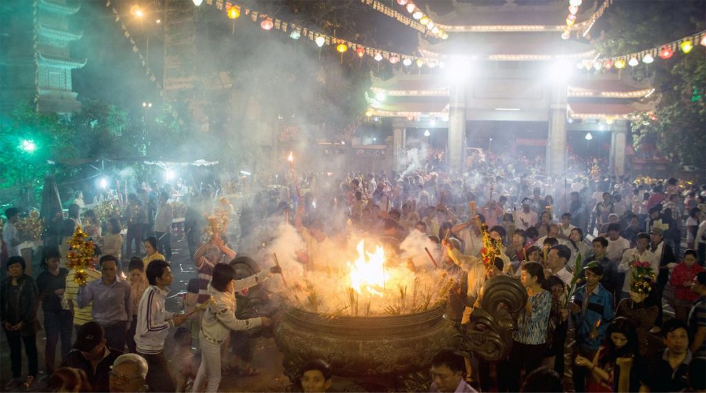 bidden in tempel tijdens Tet