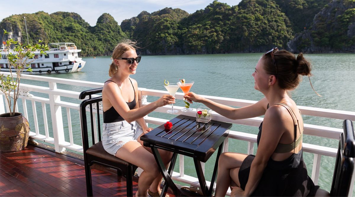 cocktail op Bai Tu Long Bay cruise