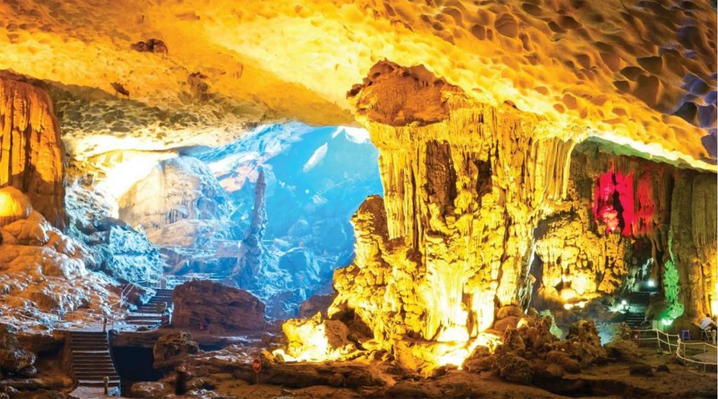 Grot in Bai Tu long bay