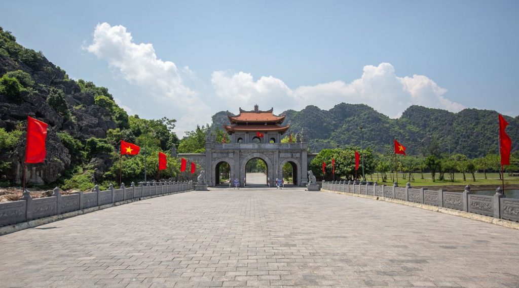 Hoa Lu poort en brug