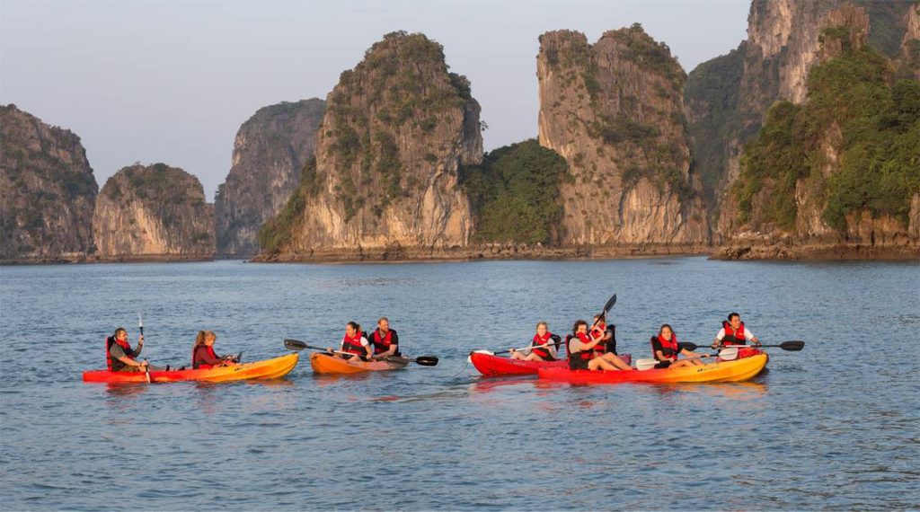 kajakken in Bai Tu Long Bay