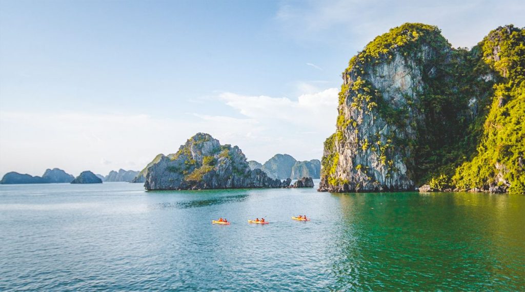 kajakken in Halong Bay