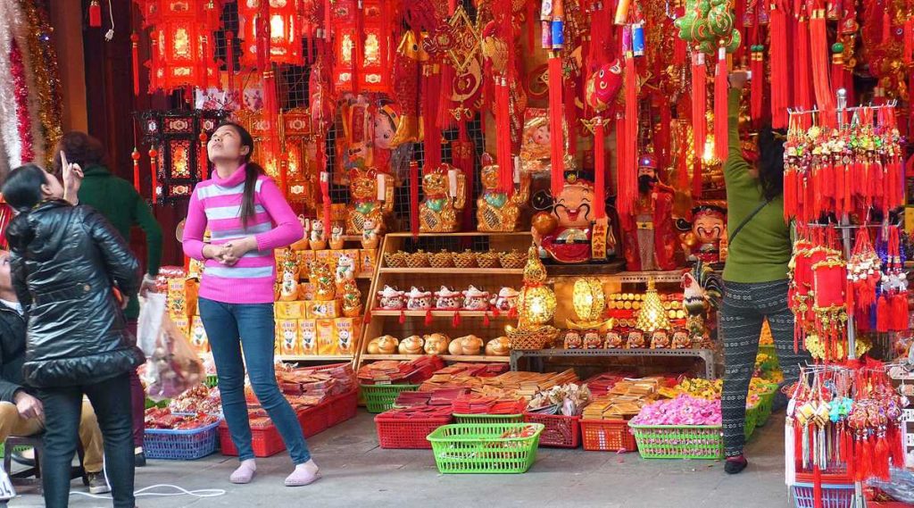 rode versieringen tijdens Vietnamees Nieuwjaar