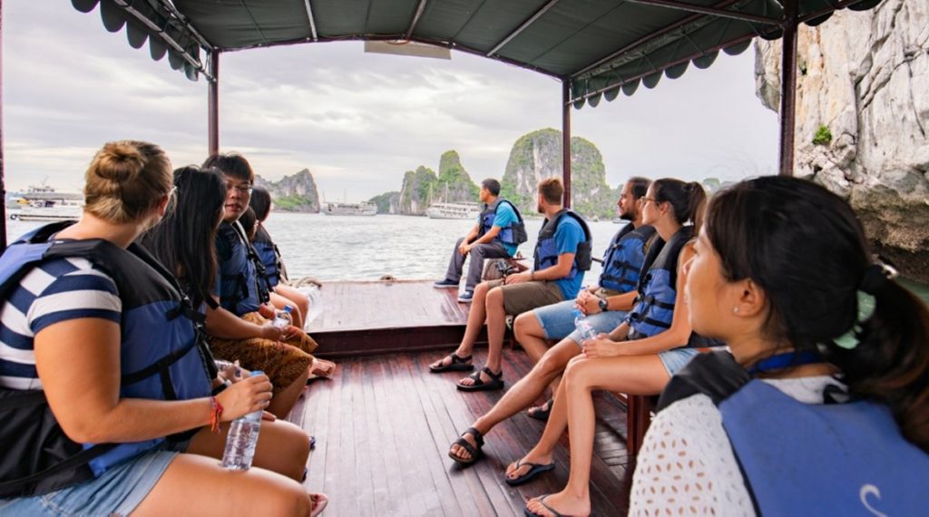 Swan cruise Bai Tu Long Bay