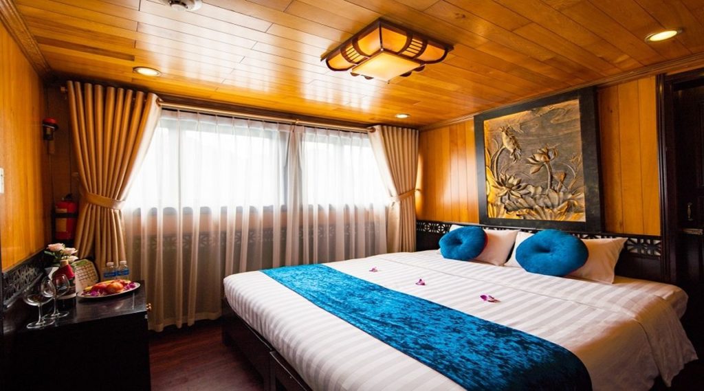 Swan cruise Bai Tu Long Bay