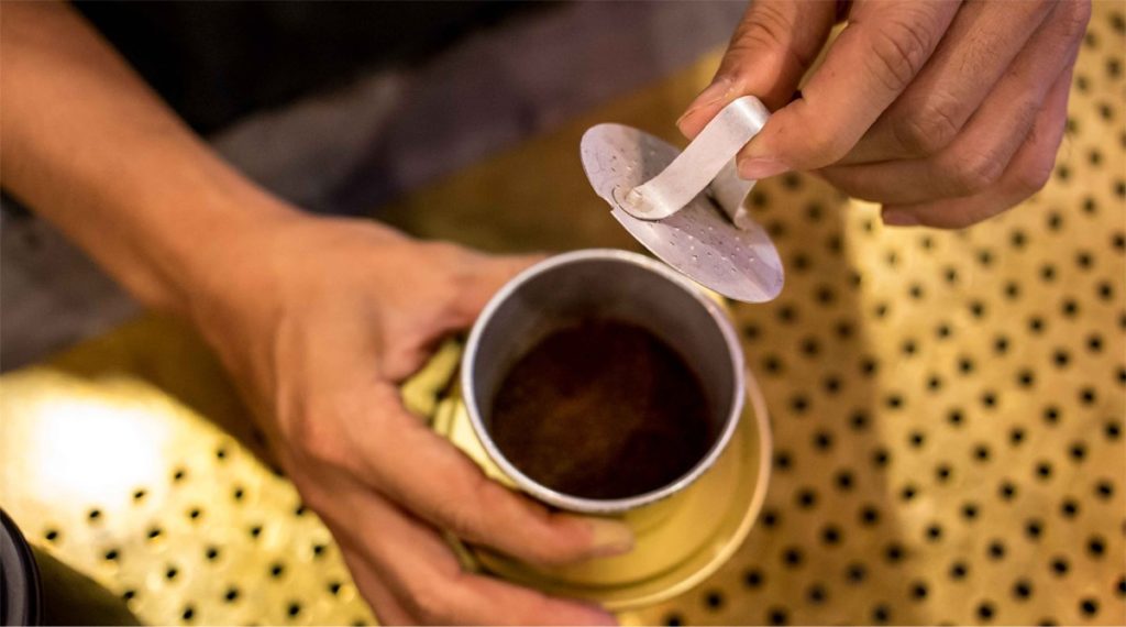 stap 3 Vietnamese koffie maken