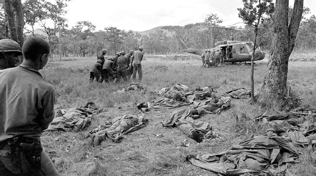 Helikopter land tijdens de Battle of la Drang Valley om gewonden op te halen 