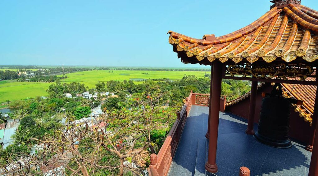 uitzicht van Sam Mountain over de rijstvelden in de Mekong Delta
