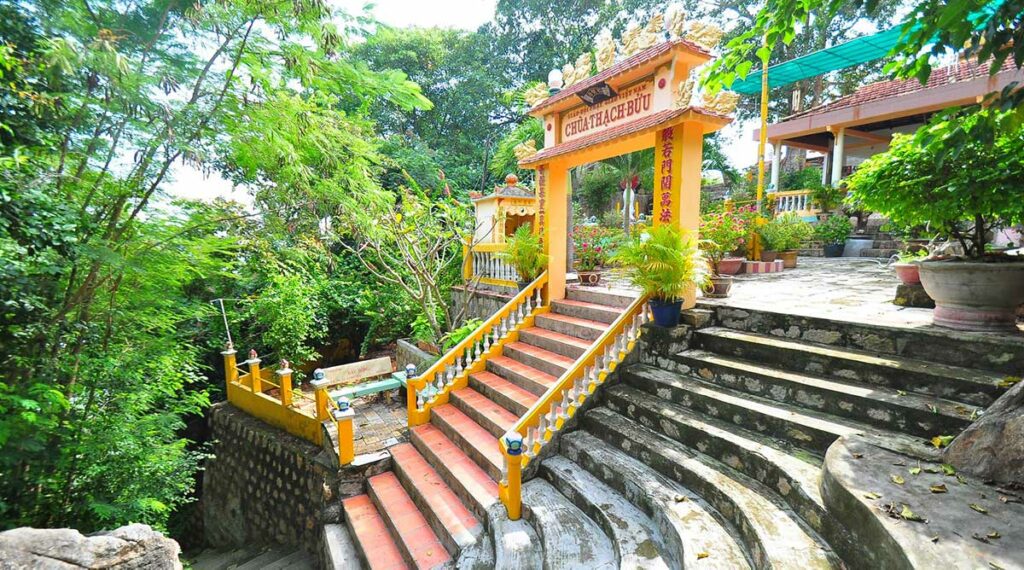 Tempel op Sam Mountain heilige berg in de Mekong Delta