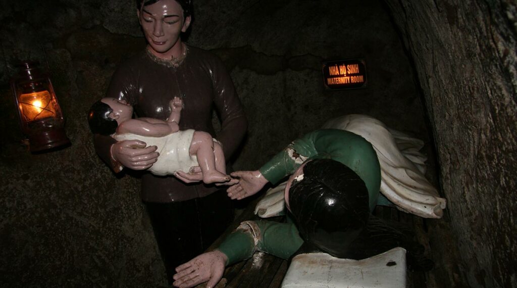 geboorte in de Vinh Moc tunnels