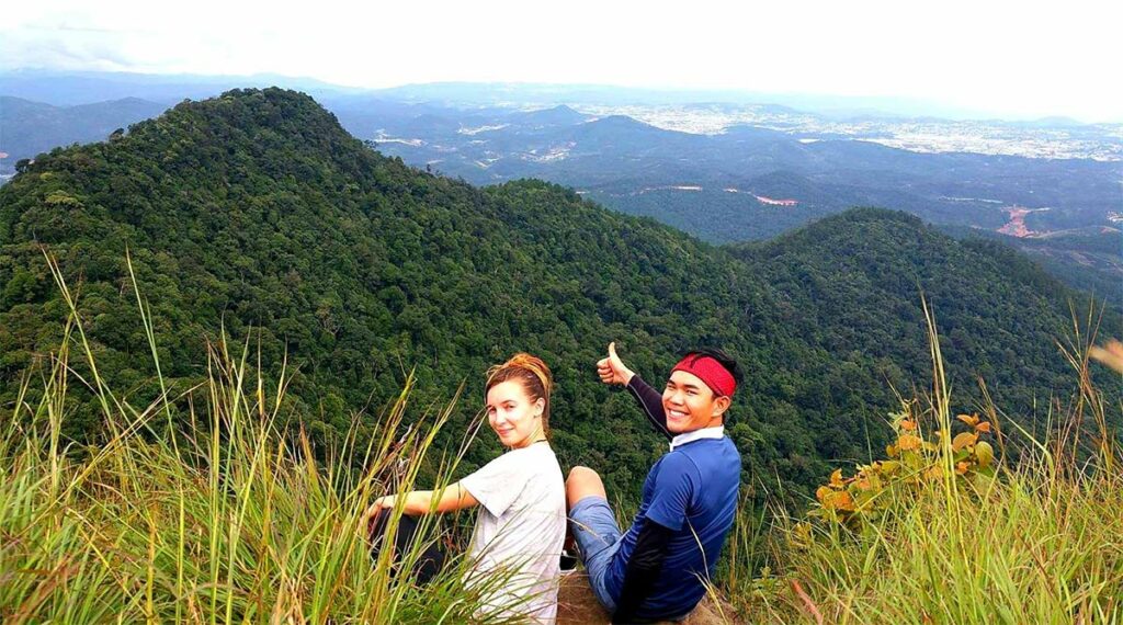 De top van Langbiang mountain met twee hikers