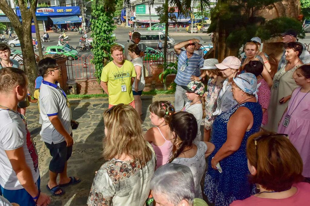 reisleider in een groepsreis in Vietnam