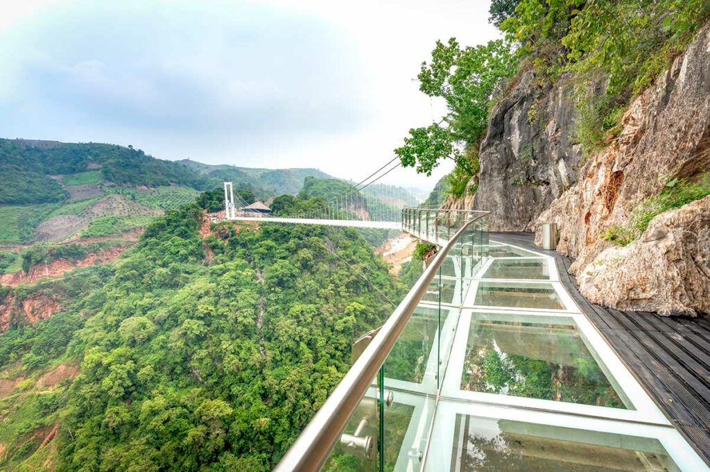 Bach Long glazen brug in Vietnam
