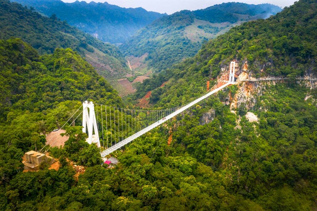 Bach Long glazen brug in Vietnam