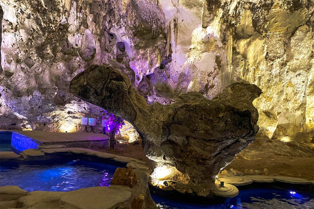 grot aan het einde van de glazen brug in Moc Chau