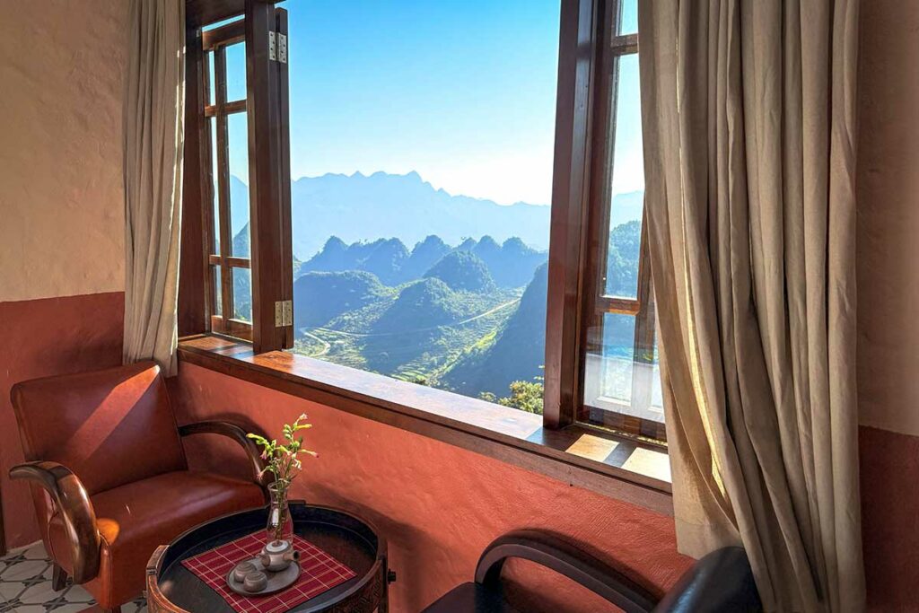 Uitzicht vanuit de kamer van Ha Giang Aya Lodge op de karstbergen van Ha Giang.